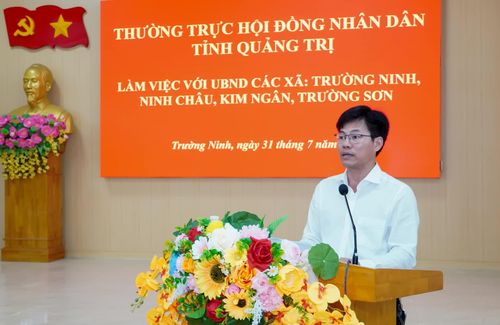 Đại diện lãnh đạo UBND xã Trường Ninh trình bày báo cáo tại buổi làm việc - Ảnh: N.H