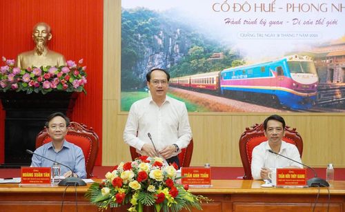 Ông Trần Anh Tuấn, Phó Tổng giám đốc Tổng Công ty Đường sắt Việt Nam phát biểu tại hội thảo - Ảnh: N.L