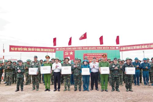 Ban Chỉ đạo diễn tập tỉnh biểu dương, tặng quà các lực lượng tham gia thực binh và đánh giá cuộc diễn tập chiến đấu phòng thủ xã Lệ Thủy năm 2026 - Ảnh: X.D