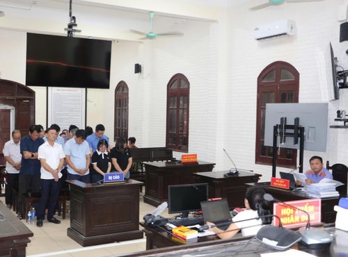 Các bị cáo nghe tuyên án tại phiên tòa sơ thẩm - Ảnh: B.T