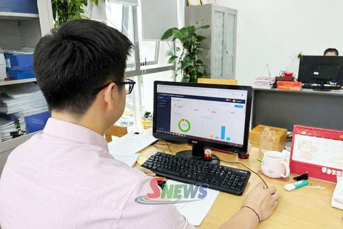 Chuyên viên Sở Tư pháp thẩm định dự thảo văn bản quy phạm pháp luật.