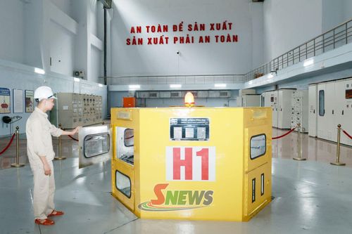 Kỹ sư Nhà máy Thủy điện Nậm Chiến kiểm tra, vận hành tổ máy phát điện.