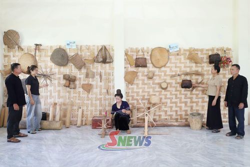 Không gian trưng bày tại Nhà văn hóa cộng đồng dân tộc La Ha, bản Nà Lếch, xã Chiềng Lao.