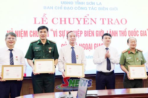 Đồng chí Đặng Ngọc Hậu, Phó Chủ tịch UBND tỉnh, Trưởng Ban Chỉ đạo công tác biên giới tỉnh chuyển trao Kỷ niệm chương cho các cá nhân.