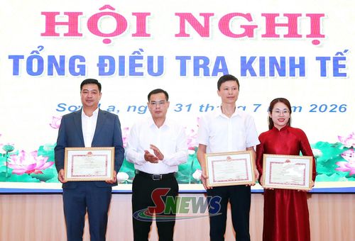 Lãnh đạo Thống kê tỉnh chuyển trao Bằng khen của Bộ trưởng Bộ Tài chính cho các tập thể, cá nhân.