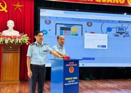 Lãnh đạo Thanh tra tỉnh và Chi cục Quản lý thị trường Tuyên Quang, thành viên Hội đồng giám sát bấm nút lựa chọn ngẫu nhiên, xác định các hóa đơn trúng thưởng Quý II/2026.