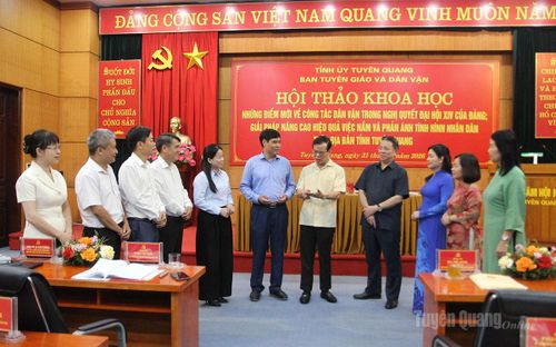 Các đại biểu trao đổi bên lề hội thảo.
