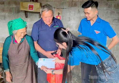 Sinh viên Trường ĐHTT tích cực tham gia các hoạt động tình nguyện vì cộng đồng, góp phần đưa phong trào "Dân vận khéo" vào cuộc sống bằng những việc làm thiết thực.