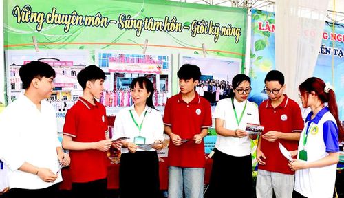 Giảng viên Trường ĐHTT trực tiếp tư vấn, định hướng nghề nghiệp cho học sinh THPT. Ảnh: Báo Tuyên Quang.