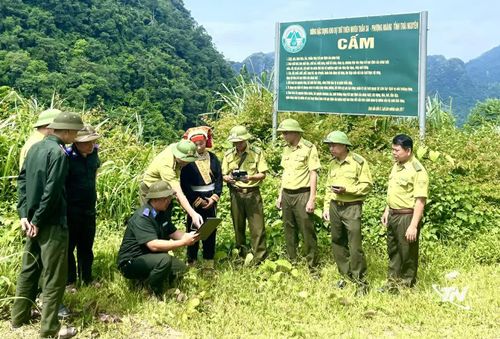 Lực lượng kiểm lâm tuyên truyền cho bà con trong bản về công tác bảo vệ và phát triển rừng.
