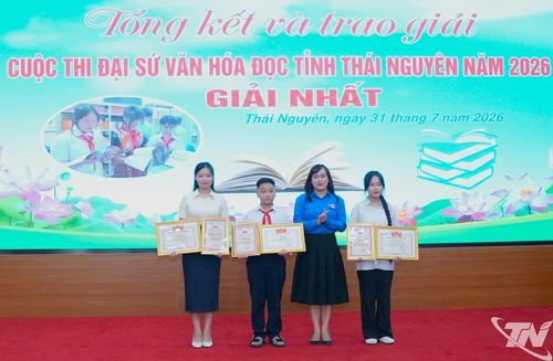 Đại diện Ban tổ chức cuộc thi trao giải cho các thí sinh đạt giải Nhất.
