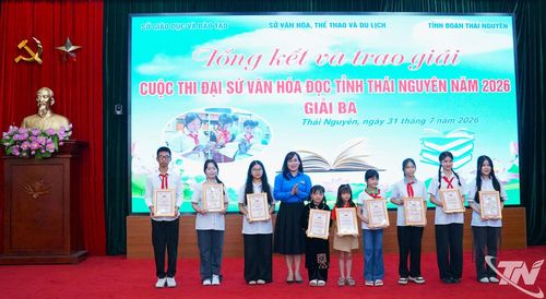 Đại diện Ban tổ chức cuộc thi trao giải cho các thí sinh đạt giải Ba.