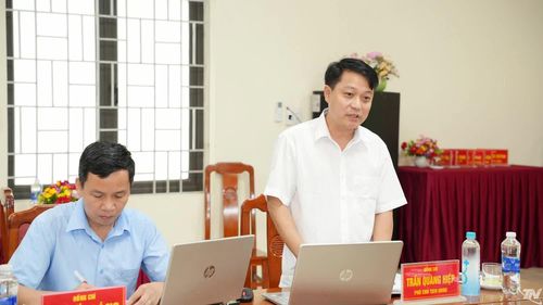 Lãnh đạo UBND xã Tân Kỳ báo cáo làm rõ một số nội dung tại buổi làm việc.