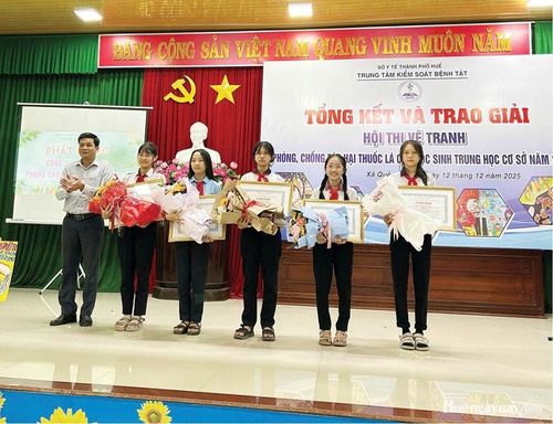 Trao thưởng cho các em học sinh Quảng Điền đoạt giải trong cuộc thi vẽ tranh tuyên truyền phòng, chống tác hại thuốc lá.