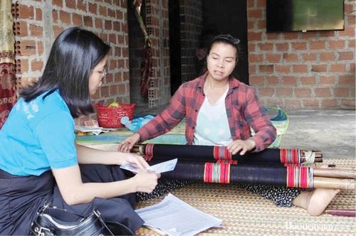 Chị Phạm Thị Thanh Loan tuyên truyền, vận động người dân tham gia BHXH tự nguyện