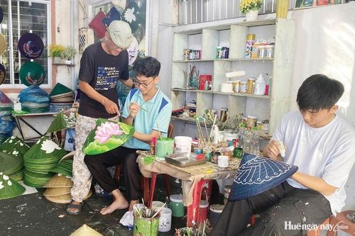 Xưởng vẽ nón lá phát huy khả năng lao động của người cao tuổi.