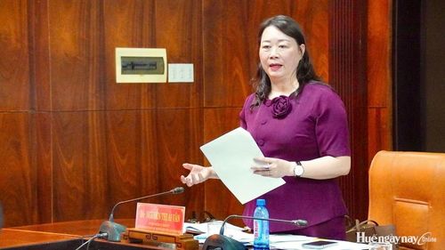  Đồng chí Nguyễn Thị Ái Vân, Ủy viên Ban Thường vụ Thành ủy, Phó Chủ tịch Thường trực Ủy ban MTTQ Việt Nam thành phố trao đổi tại hội nghị.