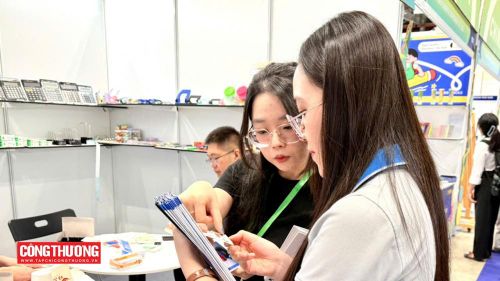 Doanh nghiệp giới thiệu công nghệ văn phòng tại VietOffice 2026
