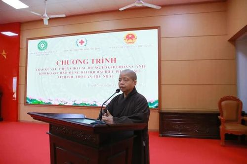 Ni sư Thích Đàm Nhã phát biểu thăm hỏi đến người dân 