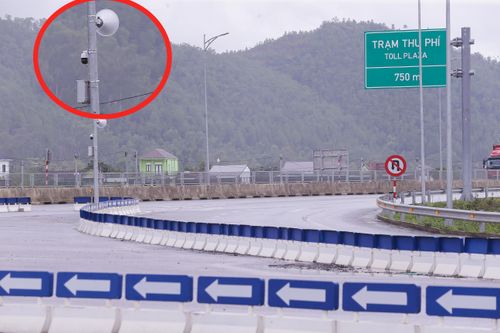 Camera AI kết hợp với bộ loa phóng thanh tại nút giao QL46, cao tốc Diễn Châu - Bãi Vọt.