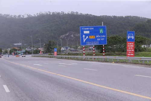 Bên cạnh biển báo, nhiều biển nhắc nhở xe máy không được đi vào cao tốc Diễn Châu - Bãi Vọt.