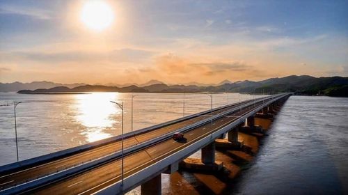 Cao tốc Vân Đồn - Móng Cái là một trong những công trình kết nối giao thông liên vùng, góp phần đồng bộ hạ tầng của đặc khu Vân Đồn.