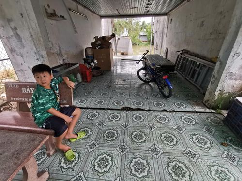 Phần trước căn nhà của anh Sang (ngụ ấp Mang Cá, xã Đại Hải) bị sạt lở.