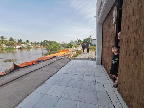 Nhà ông Nguyễn Ngọc Phụng (ngụ ấp Phú Tây, xã Nhơn Mỹ) bị sạt lở hết nửa căn.