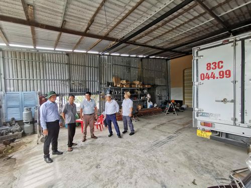 Ngày 29/7, đoàn công tác Sở Nông nghiệp và Môi trường TP Cần Thơ khảo sát các điểm sạt lở. 