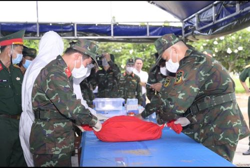 Lấy mẫu ADN hài cốt liệt sĩ - Hành trình trả lại tên các liệt sĩ. Ảnh: Phương Vũ