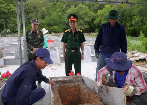 Đại tá Cao Minh Tâm trực tiếp kiểm tra thực tế quá trình khai quật, thu nhận mẫu sinh phẩm hài cốt liệt sĩ. Ảnh: Phương Vũ