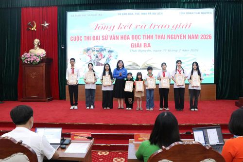 Đại diện Ban tổ chức cuộc thi trao giải cho các thí sinh đạt giải Ba. Ảnh: Đồng Văn Thưởng.