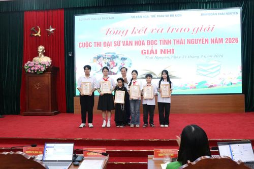Đại diện Ban tổ chức cuộc thi trao giải cho các thí sinh đạt giải Nhì. Ảnh: Đồng Văn Thưởng.