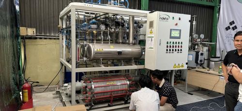 Kỹ sư kiểm tra hệ thống thiết bị điện phân kiềm Alkaline do INDEFOL tích hợp và phát triển tại Việt Nam. Ảnh: Indefol