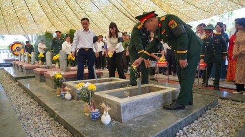 Đảng bộ, chính quyền và nhân dân tỉnh Điện Biên bày tỏ lòng thành kính trước anh linh 2 liệt sĩ.
