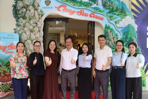 Ông Bùi Quốc Khánh, Giám đốc Sở Công Thương tỉnh Lạng Sơn (đứng giữa) tham gia chương trình "Lạng Sơn Corner".