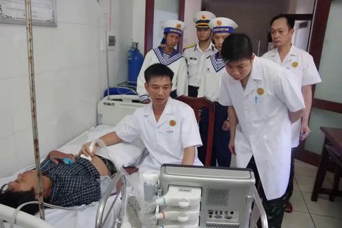 Các y - bác sĩ Bệnh xá đảo Trường Sa siêu âm để chẩn đoán bệnh trạng của bệnh nhân. Ảnh: Thành Vũ