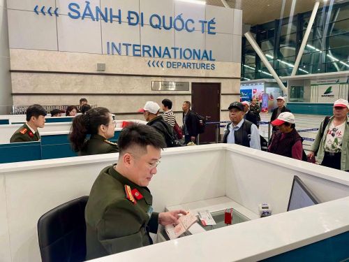Lực lượng Quản lý xuất nhập cảnh Công an TP Huế triển khai các thủ tục cho hành khách tại sân bay quốc tế Phú Bài - Huế.