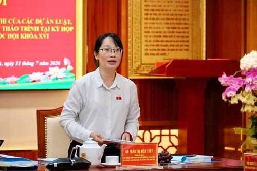  Đồng chí Trần Thị Diệu Thúy - Phó Trưởng đoàn Đoàn đại biểu Quốc hội TP Hồ Chí Minh phát biểu ý kiến. 