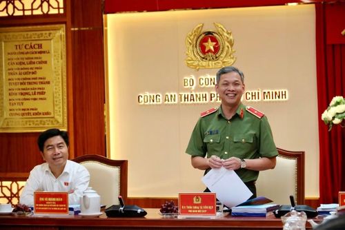 Thiếu tướng Tạ Văn Đẹp - Phó Giám đốc Công an TP Hồ Chí Minh phát biểu tại tọa đàm.