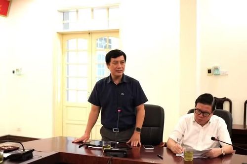 Ông Lê Văn Du, Trưởng phòng Quản lý Hạ tầng cấp, thoát nước, Sở Xây dựng Hà Nội trả lời báo chí.