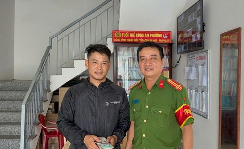 Công an phường Hội An Đông trao trả số tiền 10 triệu đồng bị đánh rơi cho anh Nguyễn Đức Quý.