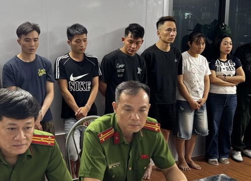 Một số đối tượng trong vụ án (hàng đứng phía sau) tại cơ quan Công an.