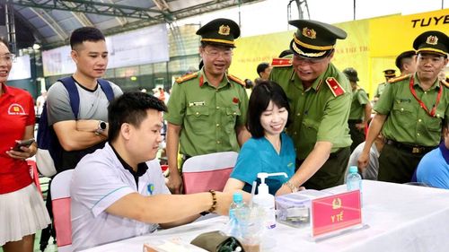 Thiếu tướng Lê Hồng Hiệp động viên các đoàn vận động viên và lực lượng phục vụ, tiếp thêm khí thế, quyết tâm trước thềm Vòng chung kết Hội thao Quân sự, Võ thuật và Thể thao CAND năm 2026.