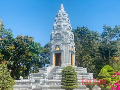 Bảo tháp màu xám khói tạo dấu ấn khác biệt cho chùa Som Rong, vừa mang vẻ hiện đại, vừa toát lên nét uy nghiêm, cổ kính.