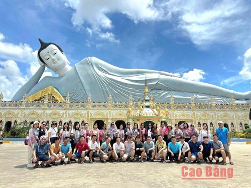  Tượng Phật Thích Ca nhập Niết bàn uy nghiêm giữa không gian thanh tịnh của chùa Som Rong thu hút du khách tham quan.