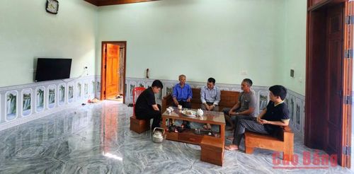 Người dân xóm Nặm Dạng quây quần trong những ngôi nhà mới khang trang chia sẻ chuyện mùa màng, cuộc sống mới.