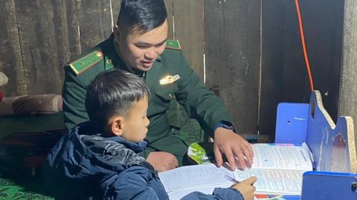 Chương trình "Nâng bước em đến trường", "Con nuôi Đồn Biên phòng" giúp cho nhiều con em có hoàn cảnh khó khăn nơi biên giới được chăm sóc, học tập đầy đủ, vươn lên trong cuộc sống.