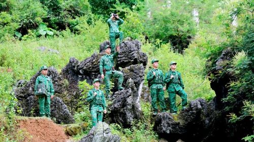Thực hiện nhiệm vụ bảo vệ cột mốc chủ quyền Quốc gia.
