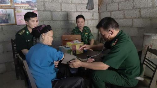 Cán bộ, chiến sĩ đồn thường xuyên khám bệnh miễn phí cho các gia đình chính sách.